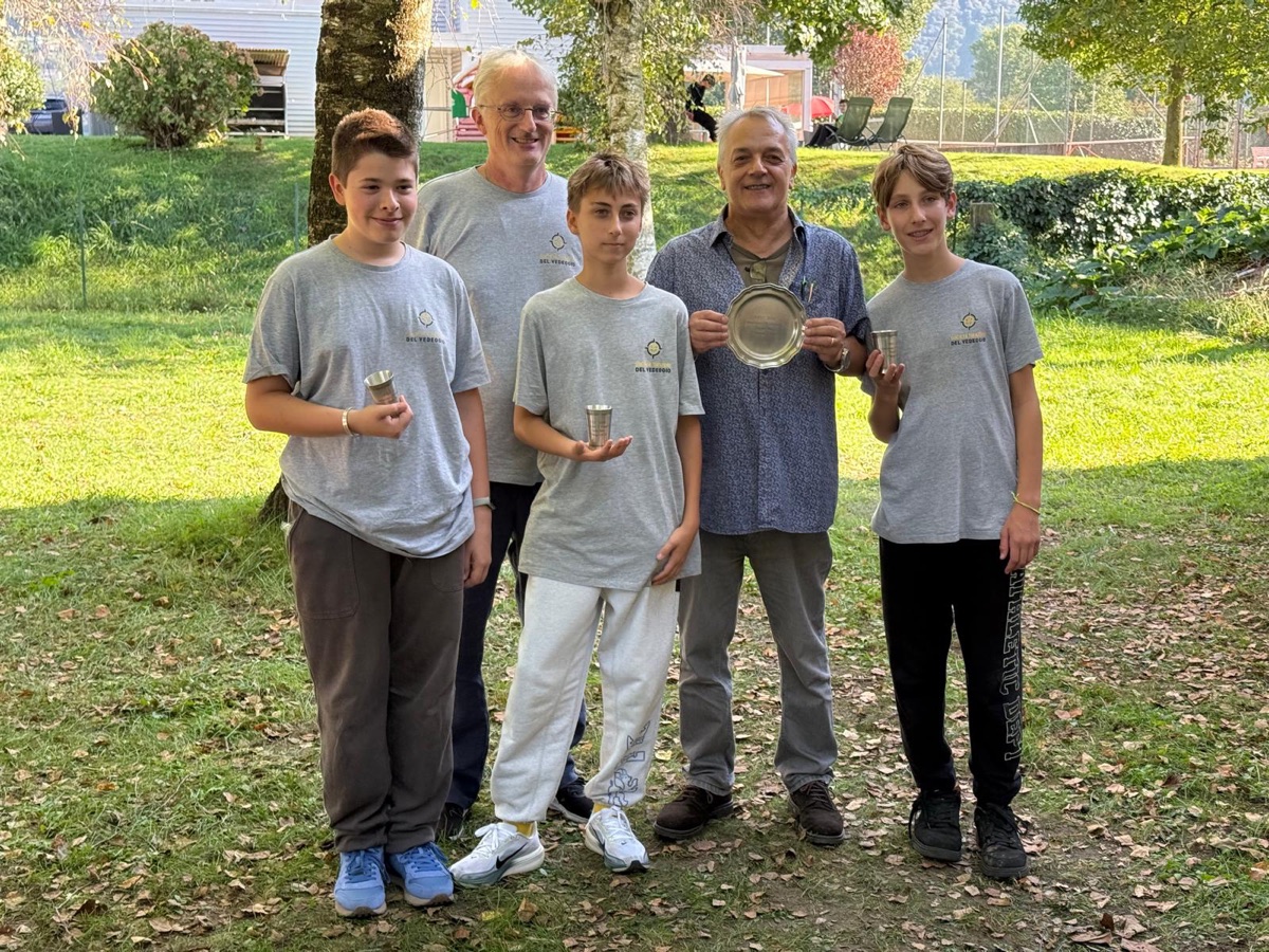 Il gruppo giovani della STV con la targa del Campionato Ticinese, insieme al presidente e all'allenatore